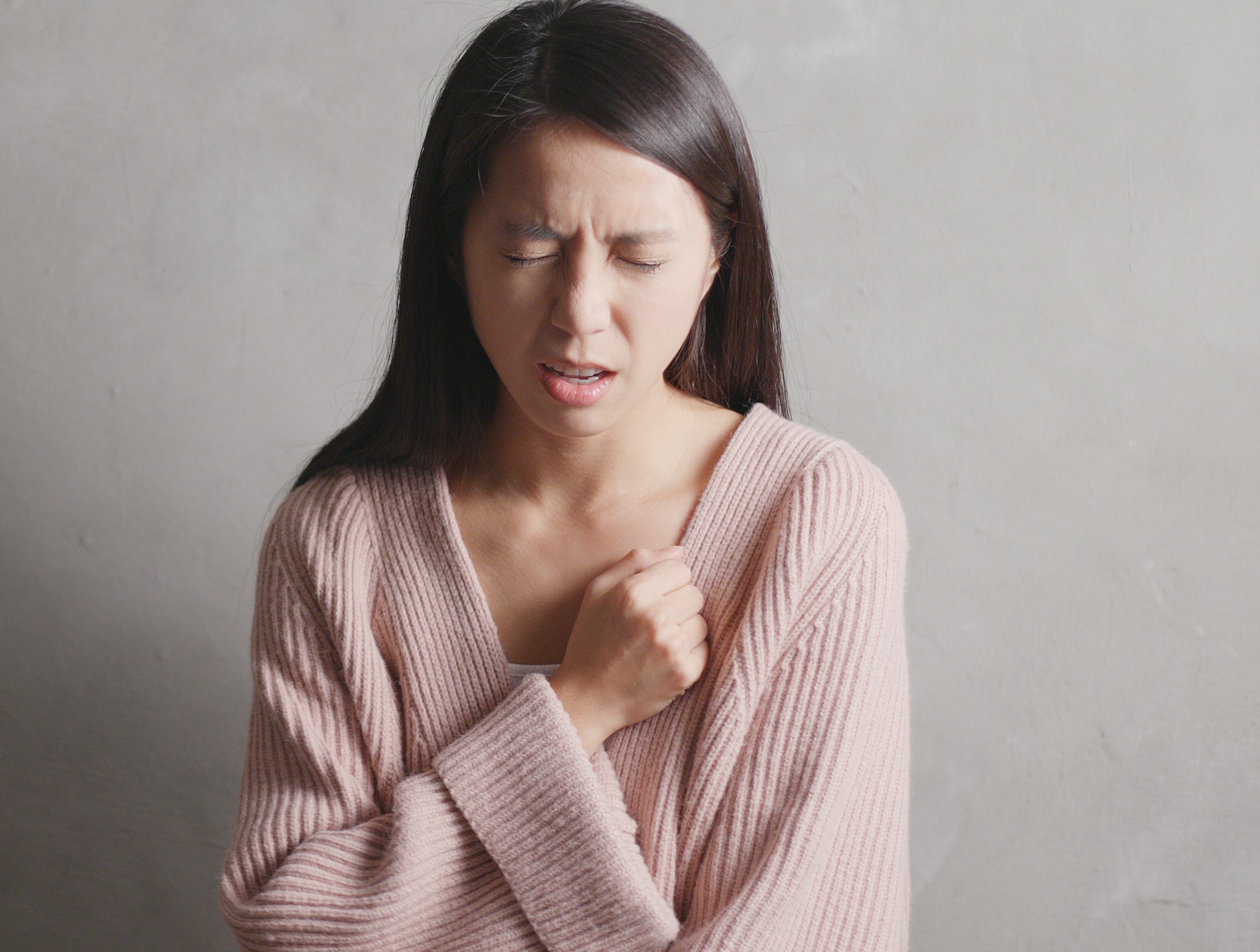 Image Woman suffer from heart attack