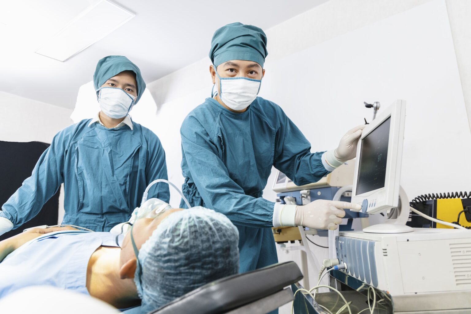 Image surgeon check the heart signal in the operating ro 2025 01 09 05 07 51 utc